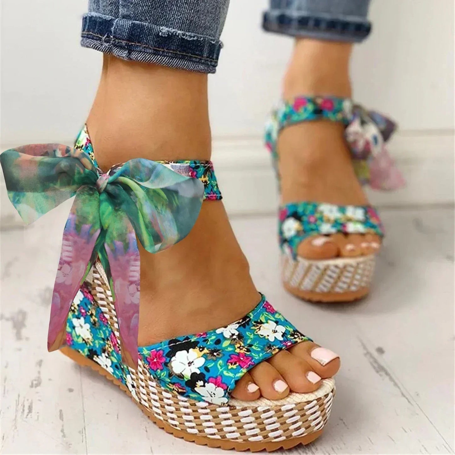 CD | | Sandale cu toc wedge și model floral