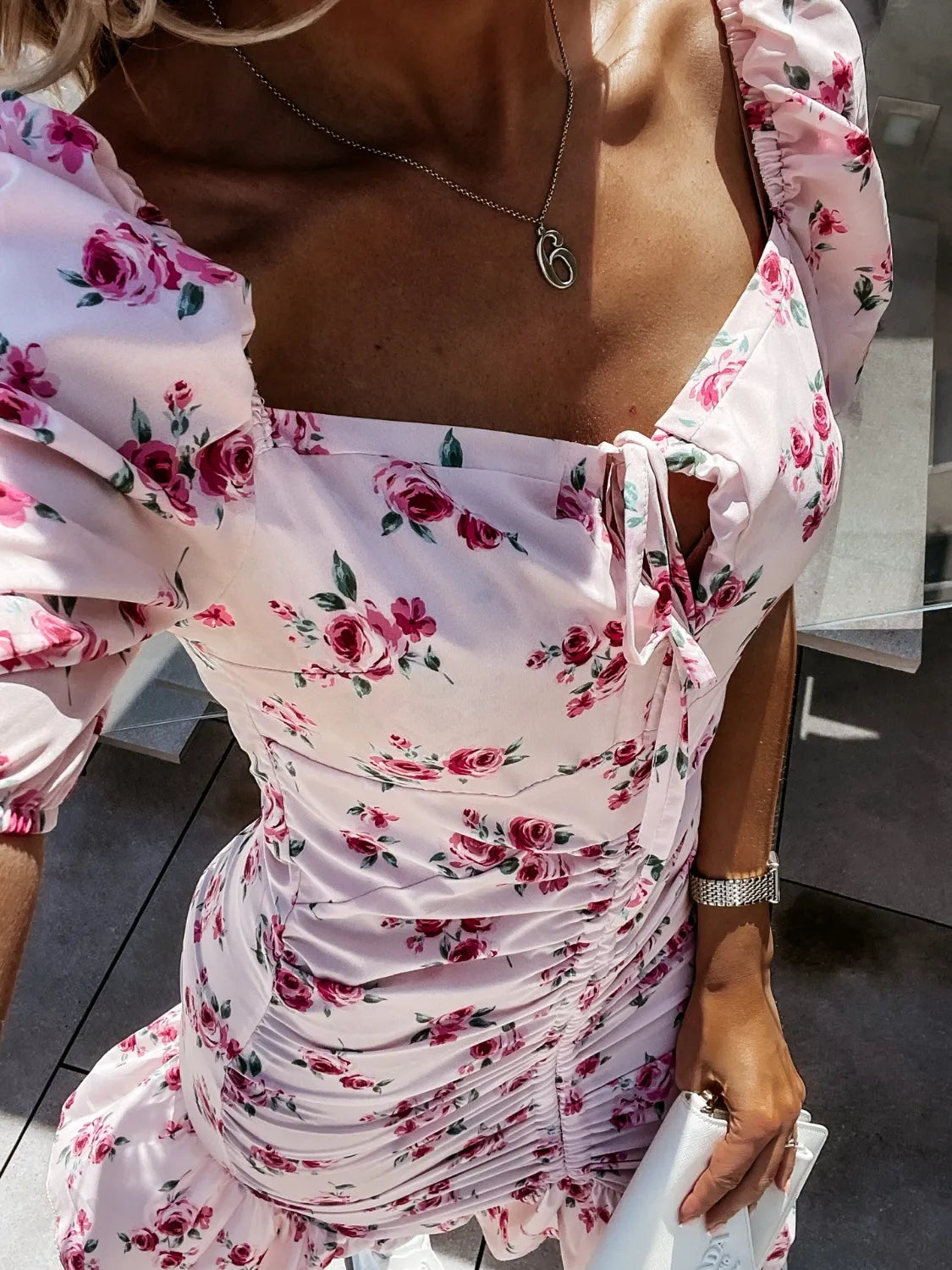 CD | Rochie mini florală încrețită cu decolteu în formă de inimă