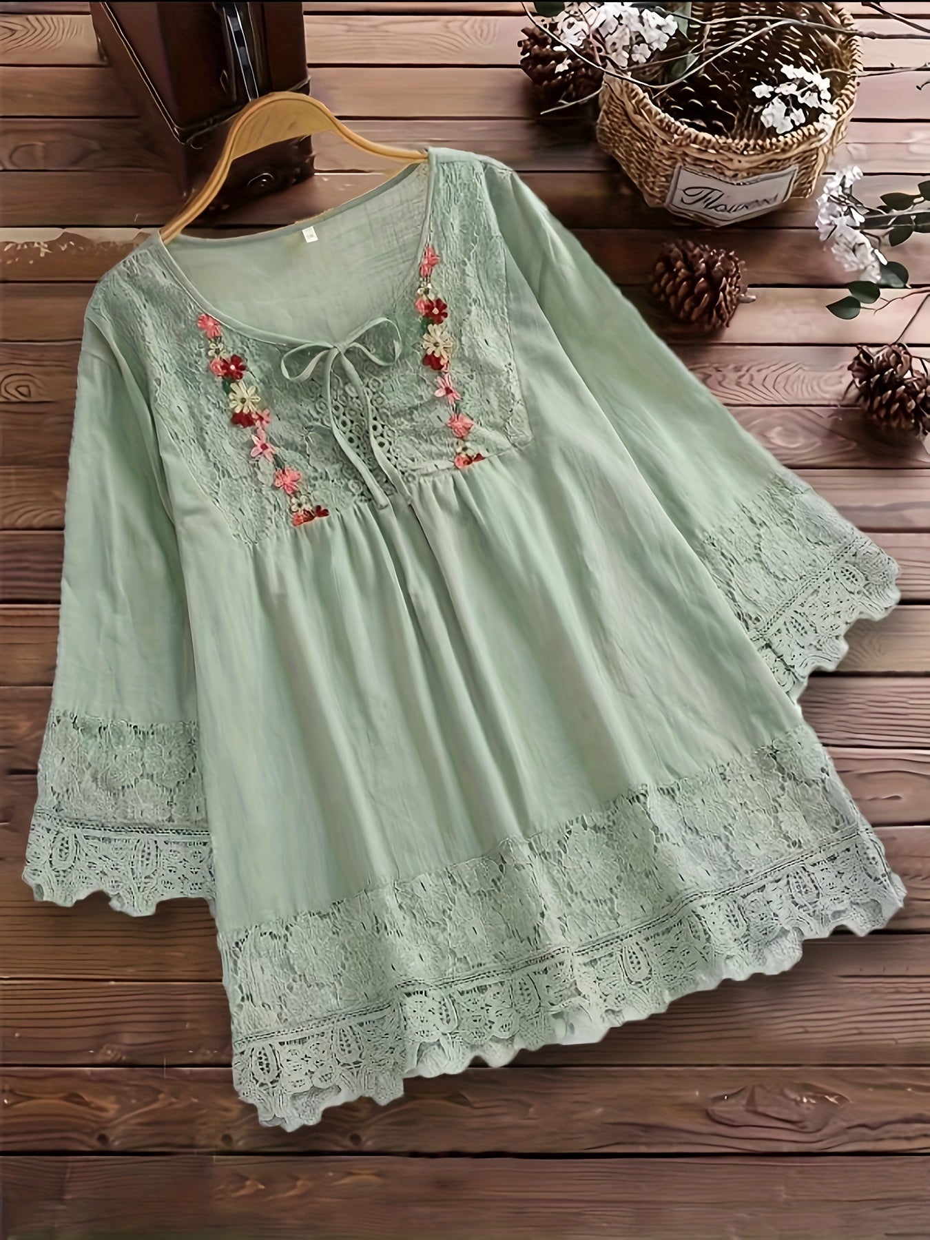 CD | Bluză elegantă realizată din dantelă sofisticată