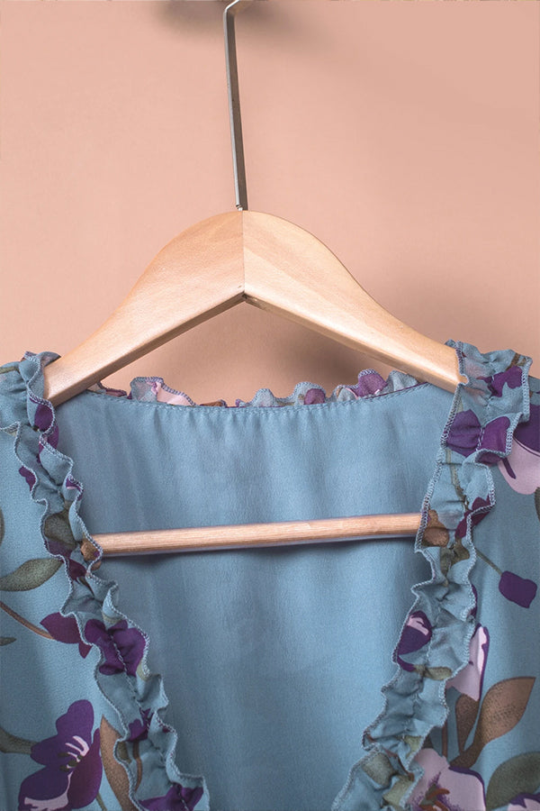 CD | Rochie maxi albastru deschis cu imprimeu floral și bordură cu volane