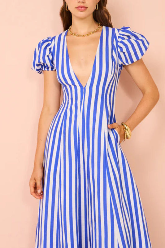 CD | Oferă-ți o rochie maxi cu dungi atemporale, cu mâneci bufante și buzunare ondulate